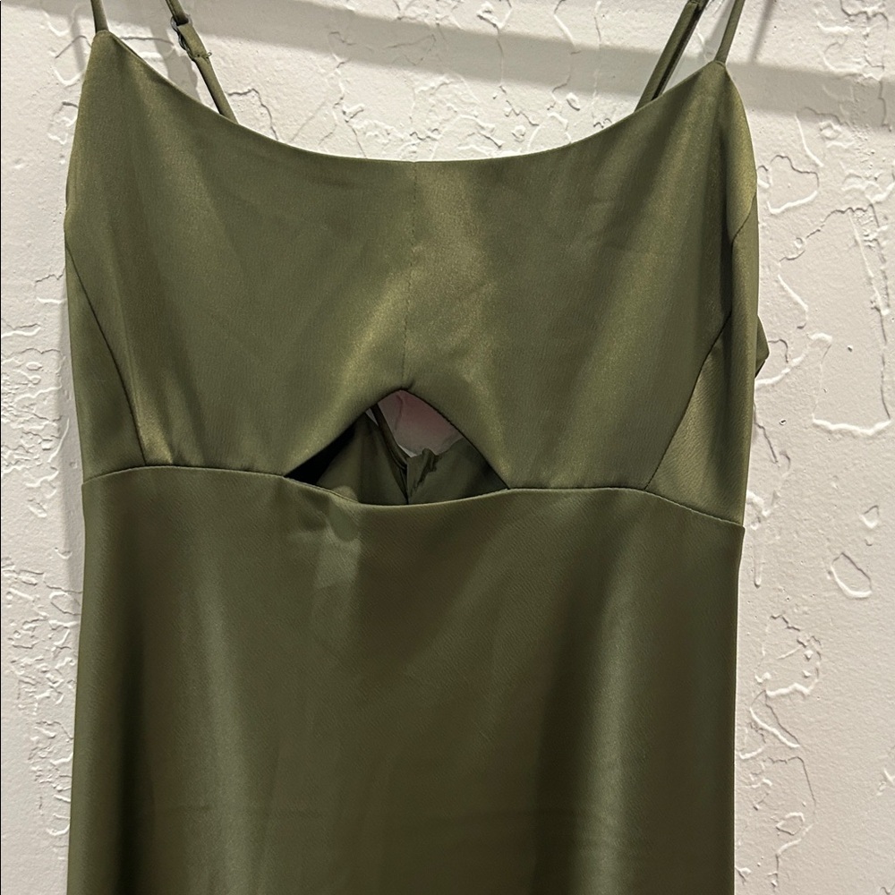 Elegant Green Sleeveless Dress - Picture 3 of 4